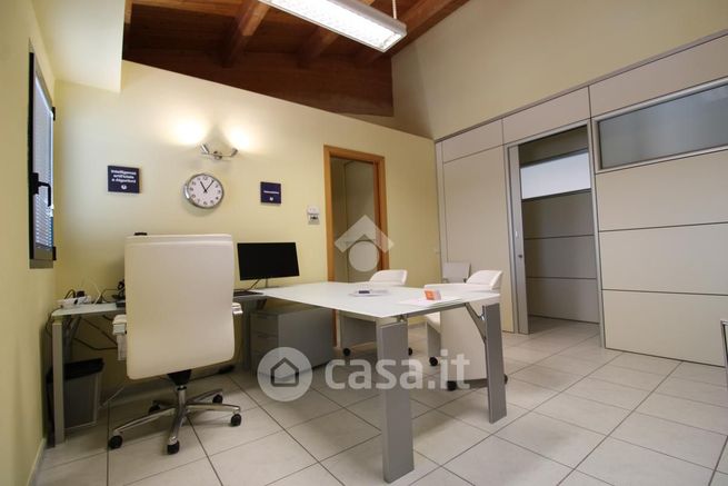 Ufficio in commerciale in Via Onesto Scavino 10