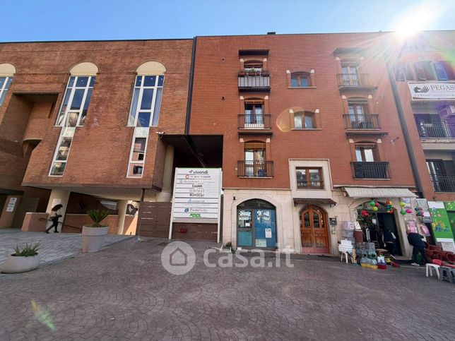 Capannone in commerciale in Via Ferriera 77