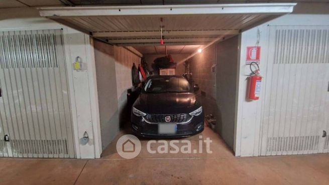 Box/posto auto in residenziale in Piazza Adriano 11 /E