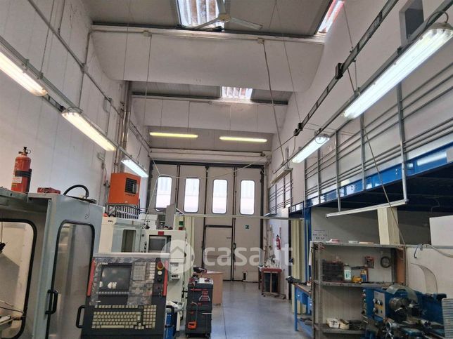 Capannone in commerciale in 