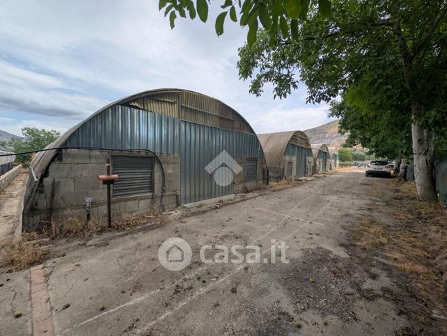 Capannone in commerciale in
