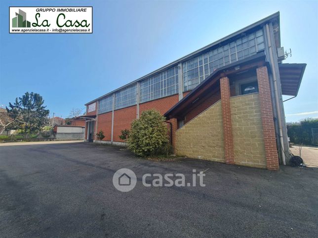 Capannone in commerciale in 