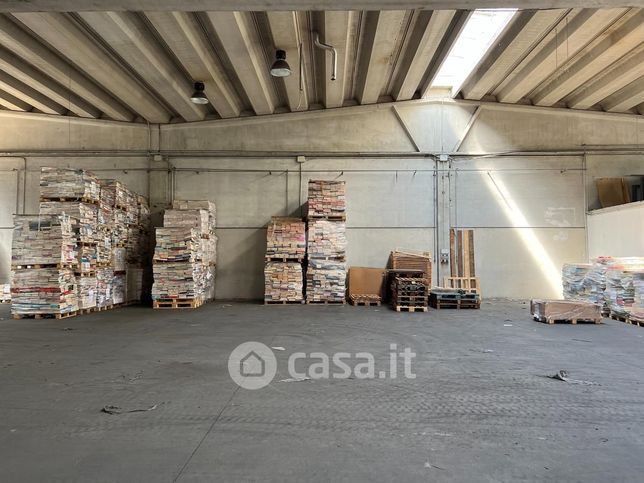 Capannone in commerciale in