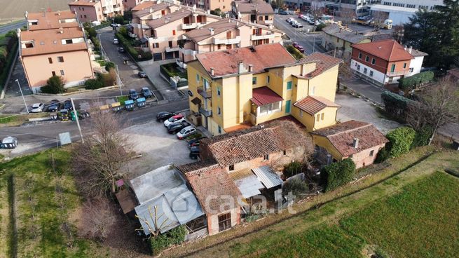 Attivitã /licenza (con o senza mura) in commerciale in Via Medesano