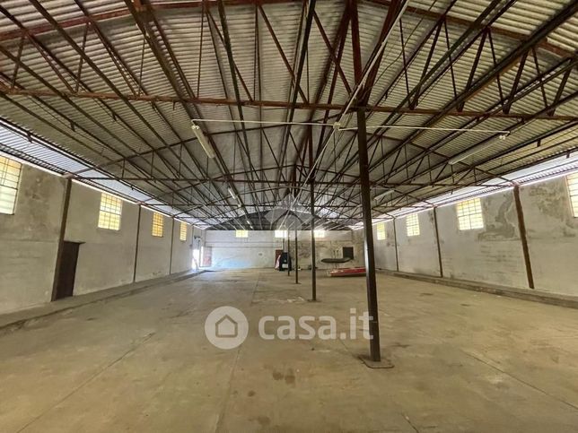 Capannone in commerciale in Via Aldo Moro 13