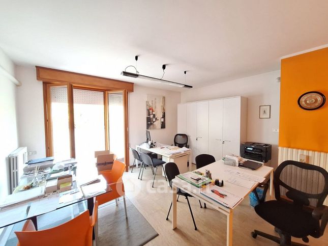 Ufficio in commerciale in Via Umberto I