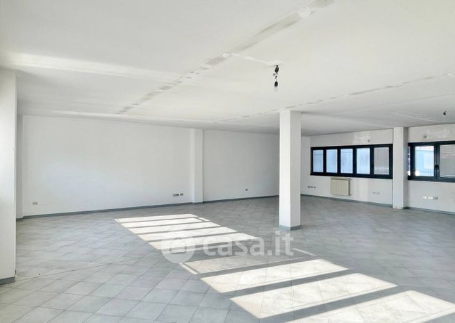 Ufficio in commerciale in 