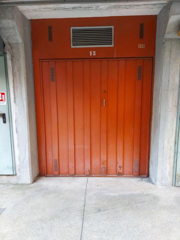 Box/posto auto in residenziale in Via Antonio Caccia 24