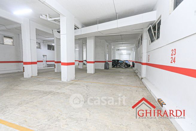 Box/posto auto in residenziale in Via Chiaravagna 18  R