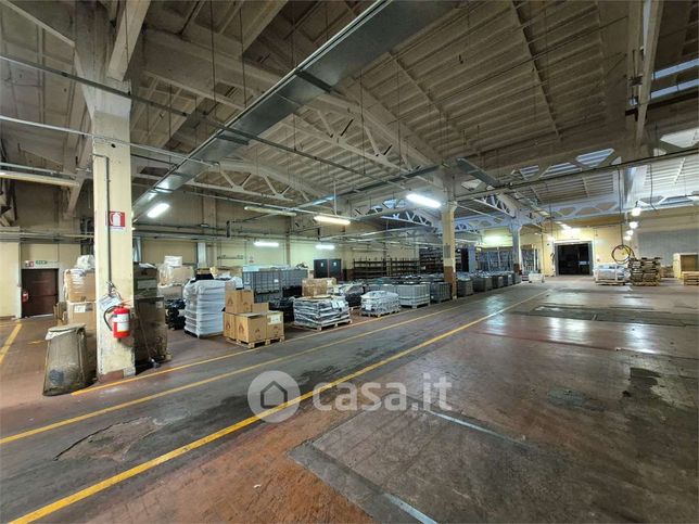 Capannone in commerciale in Via Oltrona