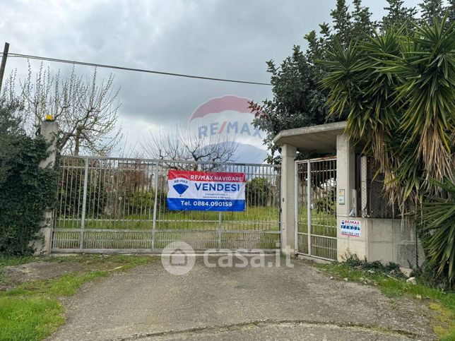 Capannone in commerciale in 