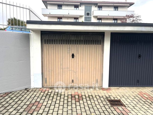 Garage/posto auto in residenziale in Vicolo Vallazza 7