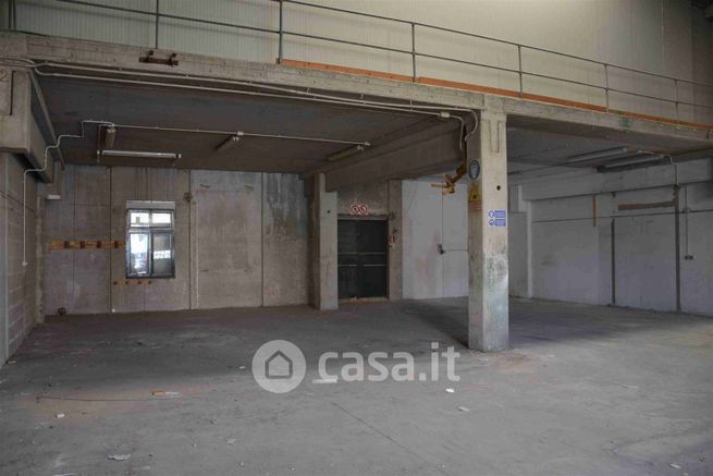 Capannone in commerciale in 
