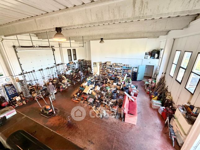 Capannone in commerciale in 