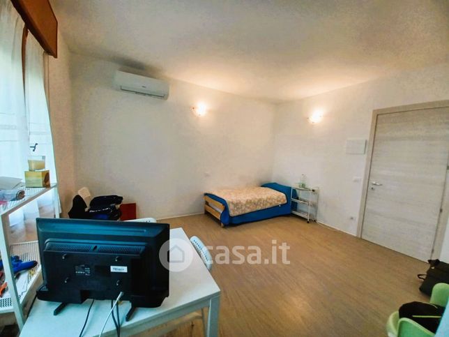 Appartamento in residenziale in Via Raffaello 30