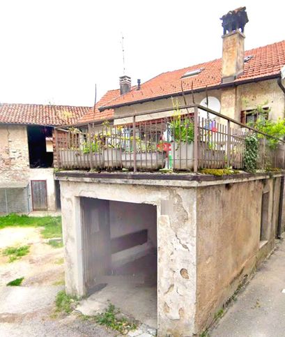 Casa bi/trifamiliare in residenziale in Via della Fontana