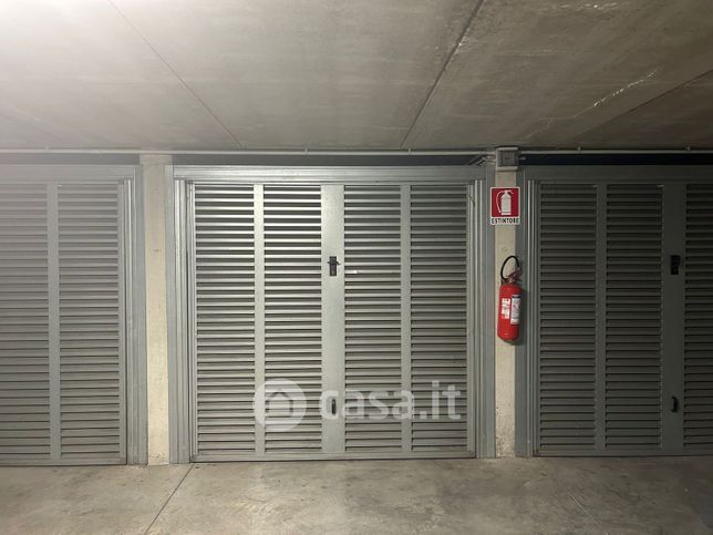 Box/posto auto in residenziale in Via Alfonso Capecelatro 72