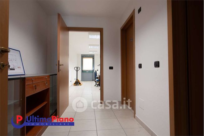 Ufficio in commerciale in Via Lavoratori - Vittime del Col du Mont 21