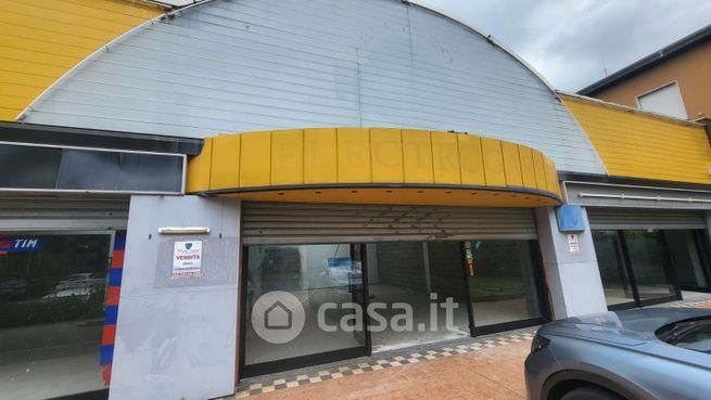 Capannone in commerciale in Via delle Robinie