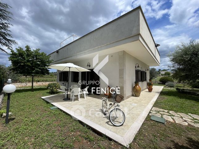 Villa in residenziale in Strada Statale 172