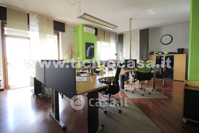 Ufficio in commerciale in Via A. Saffi