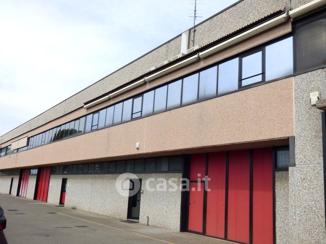 Capannone in commerciale in