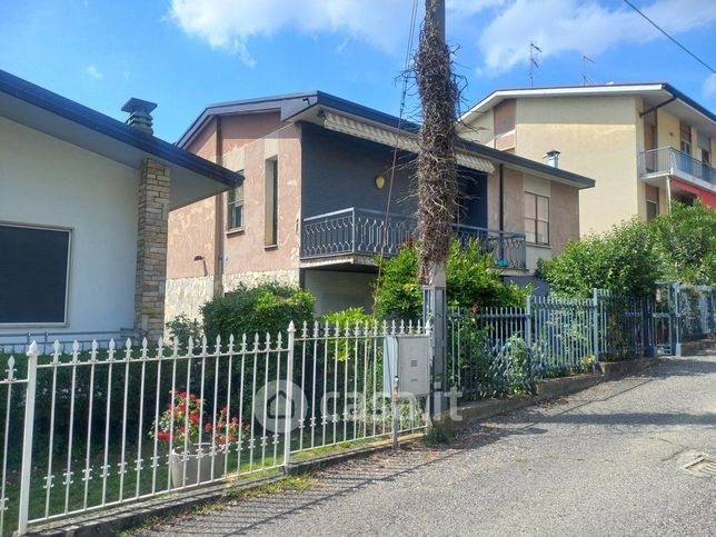 Casa bi/trifamiliare in residenziale in Via Dante Alighieri 64