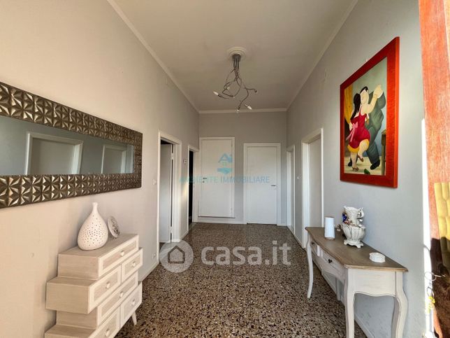 Casa bi/trifamiliare in residenziale in 