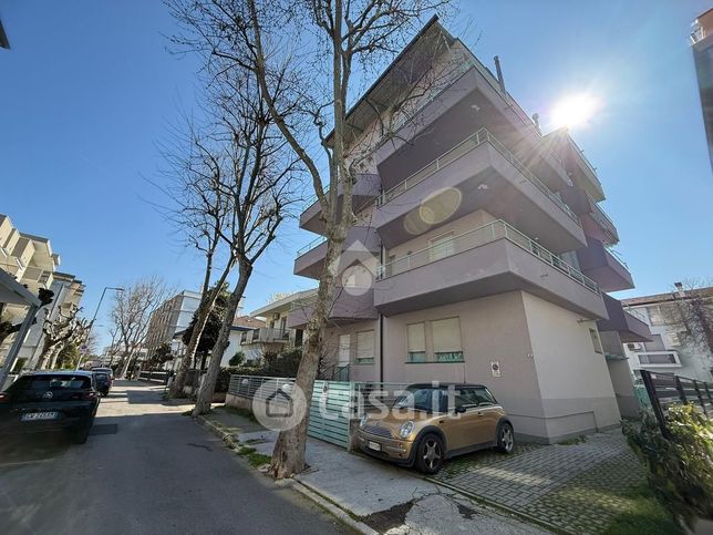 Box/posto auto in residenziale in Via U. Foscolo 9