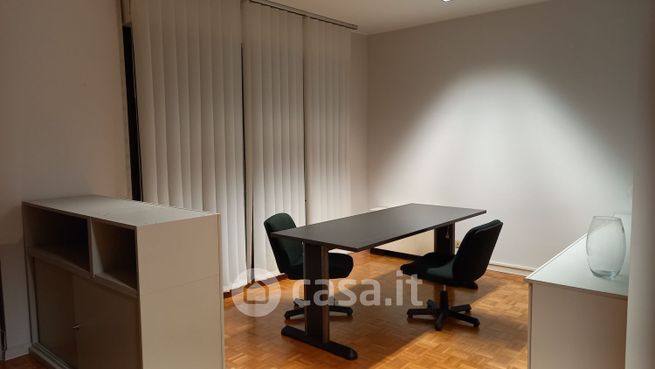 Ufficio in commerciale in Via Cesana e Villa 45