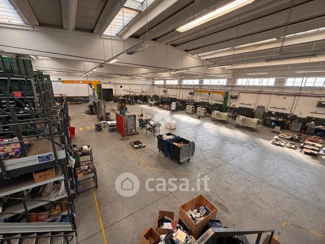 Capannone in commerciale in Viale del Commercio 10