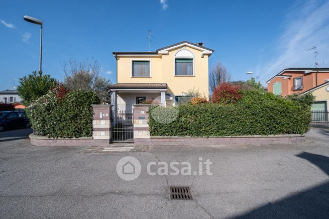 Villa in residenziale in Via Ugo Celada 26