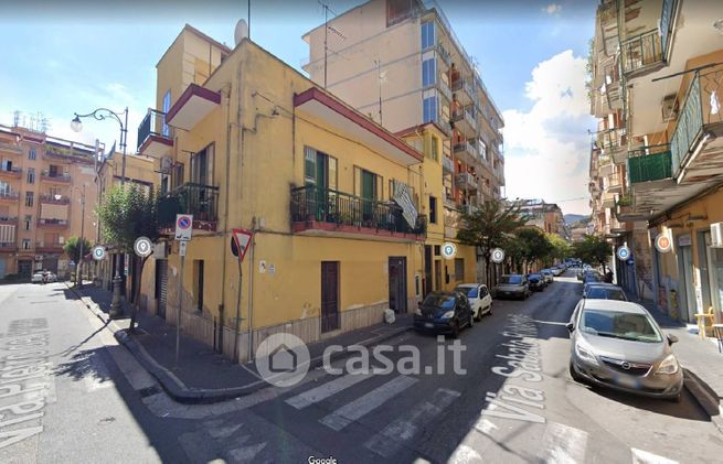 Negozio/locale commerciale in commerciale in Via Sabato Robertelli