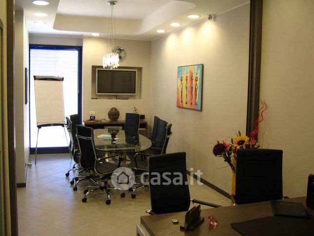Ufficio in commerciale in 
