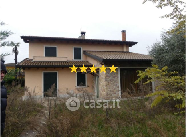 Villa in residenziale in Via Tre Santi