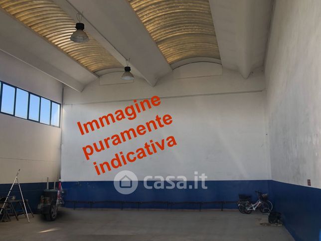 Capannone in commerciale in
