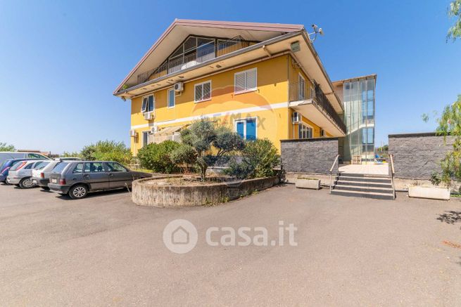 Capannone in commerciale in 