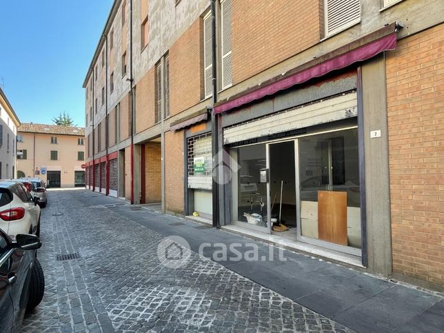 Box/posto auto in residenziale in Via Carlo Pisacane 4