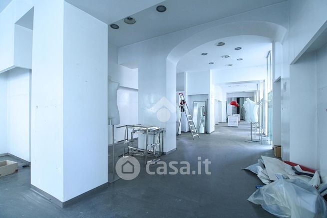 Ufficio in commerciale in Via Azzone Visconti 22