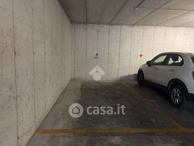 Box/posto auto in residenziale in Via Gardesana 5