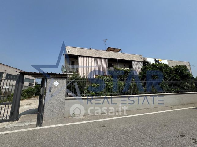 Capannone in commerciale in Via Maestri Del Lavoro