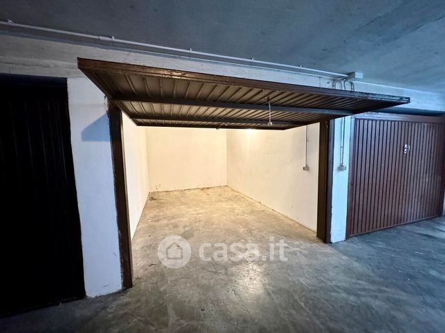 Box/posto auto in residenziale in Via della Valverde 73