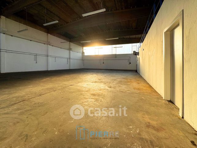 Capannone in commerciale in 