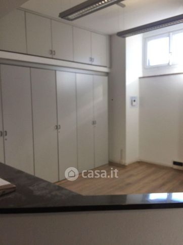 Ufficio in commerciale in Via Col di Lana