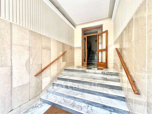 Ufficio in commerciale in Via Como