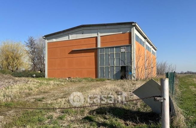 Capannone in commerciale in Via Banzi Cento
