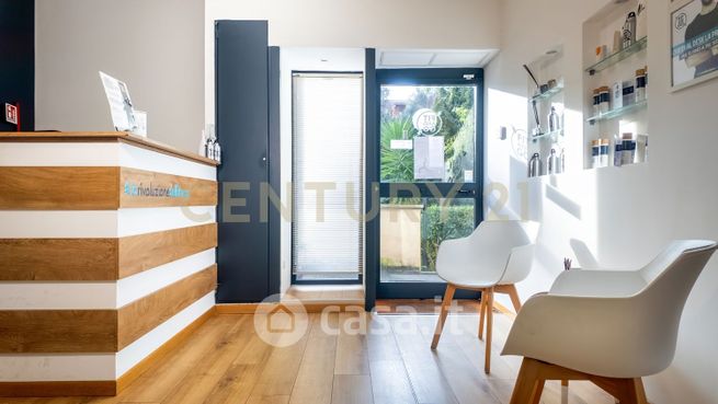 Negozio/locale commerciale in commerciale in Viale degli Eroi di Rodi