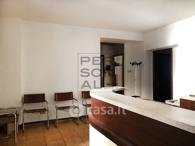 Ufficio in commerciale in 