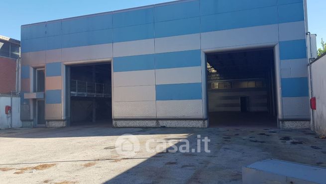 Capannone in commerciale in Via Croce del Papa