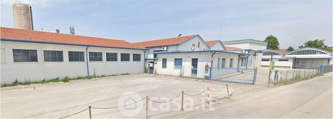 Capannone in commerciale in